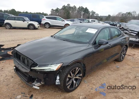 2024 Volvo S60 B5 Plus Dark Theme z USA, uszkodzony, nr VIN 7JRL12FL5RG288448